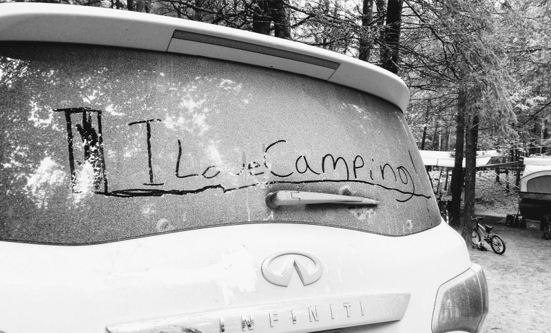 « J’adore le camping » a été écrit du doigt sur le pare-brise arrière du VUS INFINITI QX80.