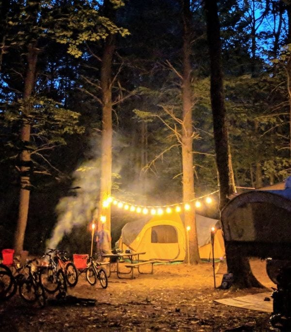 Un terrain de camping bien éclairé.