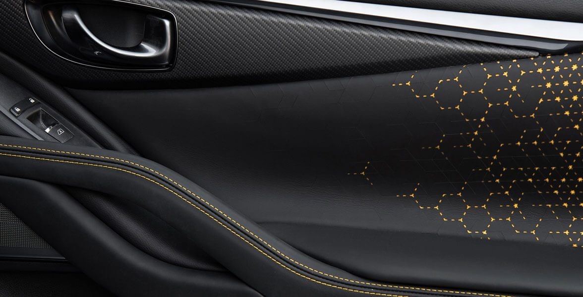 L’intérieur luxueux de la portière noire d’un véhicule concept sport INFINITI Q60 Black S avec motifs jaunes d’allure sportive.