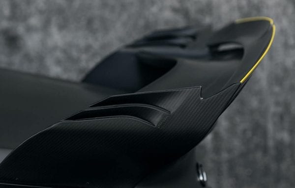 Véhicule concept sport INFINITI Q60 Black S avec aileron arrière F1