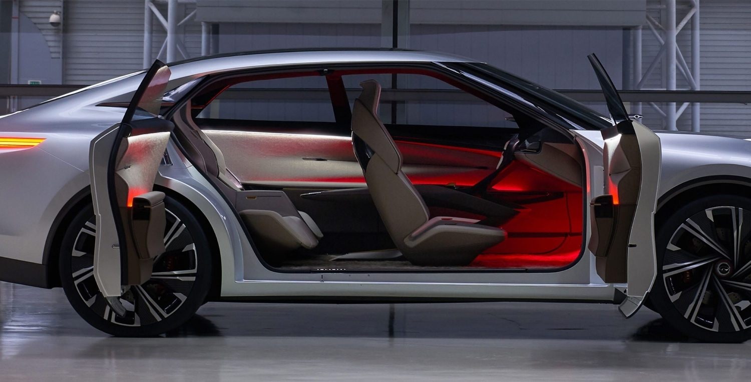 Vue latérale du véhicule concept INFINITI QS Inspiration argent avec deux portes latérales ouvertes présentant une vue de l’intérieur