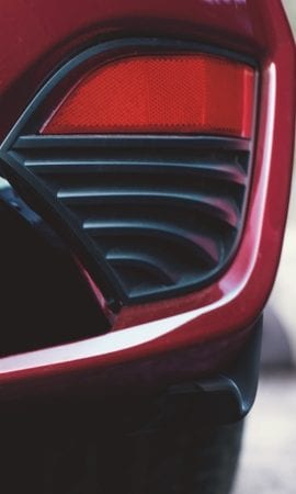 Image de fond d’écran pour appareil mobile 428 x 926 des feux arrière d’un coupé sport Q60 rouge.