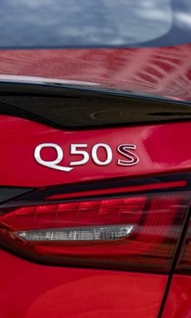 Image de fond d’écran pour appareil mobile 428 x 926 du feu arrière gauche d’une berline sport Q50 rouge.