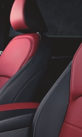 Image de fond d’écran pour appareil mobile 428 x 926 des sièges avant d’un coupé multisegment QX55 rouge.