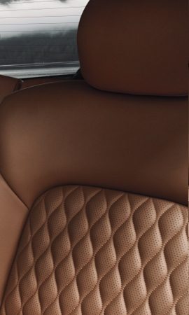 Image de fond d’écran pour appareil mobile 428 x 926 du revêtement de dossier de siège fauve d’un VUS de luxe pleine grandeur QX80.