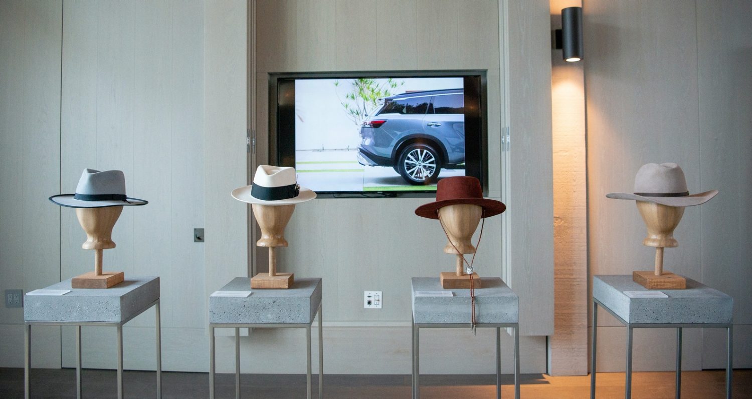 Chapeaux de style sur des formes de tête avec un écran de télévision affichant l’élégant VUS INFINITI QX60 2022