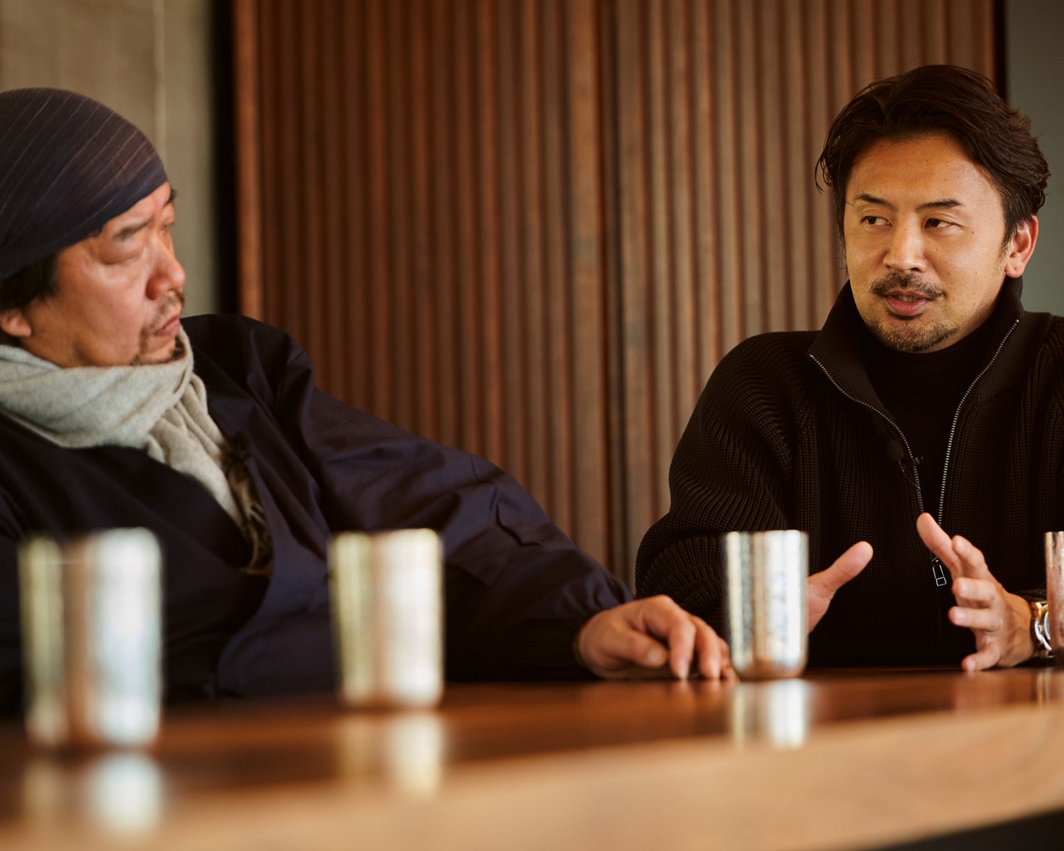 Tatsuyuki Kosuga explique l’artisanat japonais à un maître-artisan