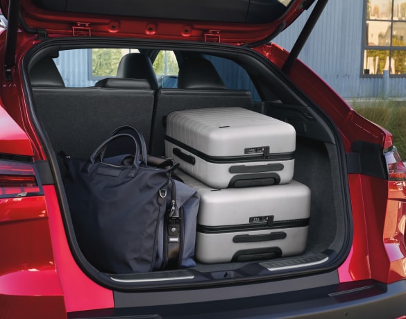 Espace de chargement INFINTI QX55 chargé de trois bagages pour une escapade routière