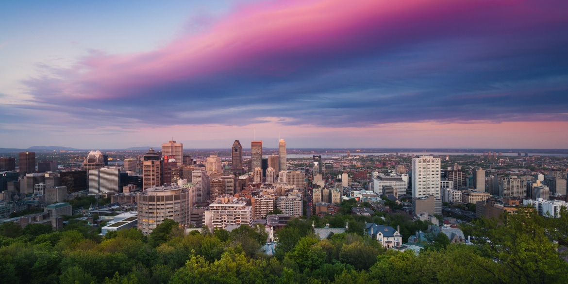 Vue du paysage de Montréal avec ciel violet et bleu