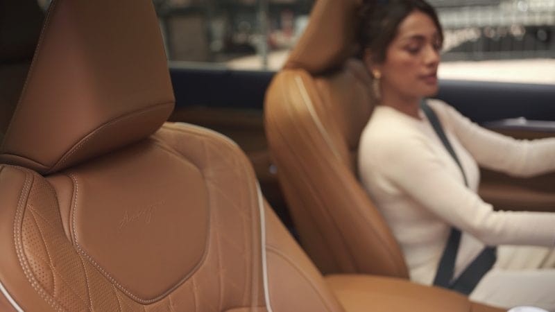 Sièges avant zéro gravité avec une femme assise côté conducteur