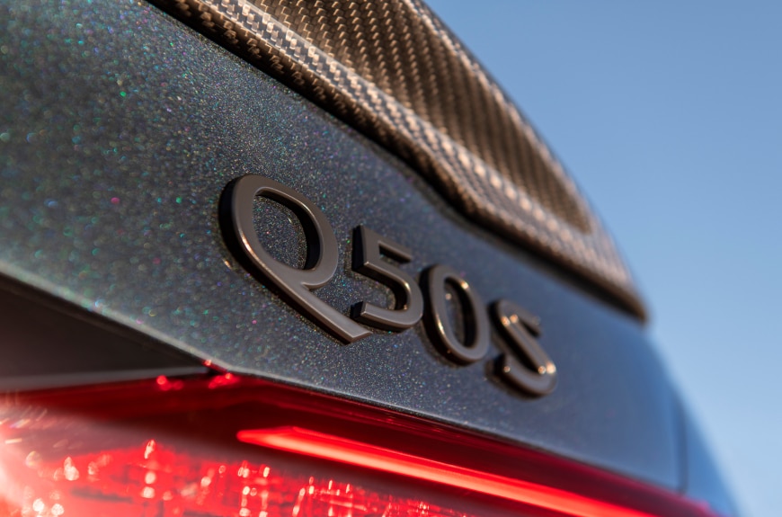 Emblème noir à l’arrière d’un INFINITI Q50 Black Opal 2023.