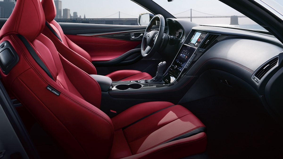 Sièges sport rouges luxueux dans le coupé INFINITI Q60 2020.