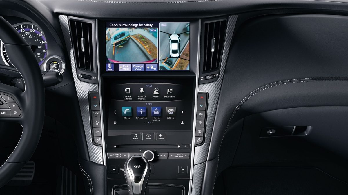 Écran du coupé INFINITI Q60 2020 affichant une image du véhicule qui effectue un stationnement en parallèle, démontrant l’écran de visualisation du périmètre avec détection des objets en mouvement.
