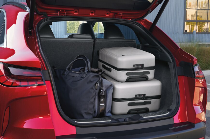Espace de chargement INFINITI QX55 2023 chargé de trois bagages